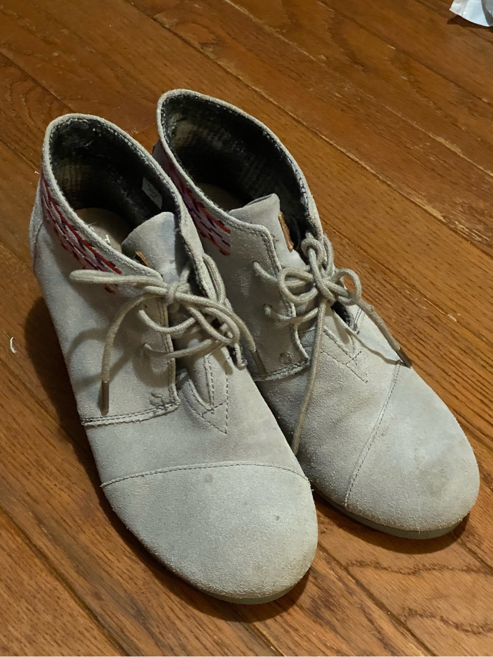 Tom’s Women’s Suede Lace-Up Ankle Wedge Boots in Light Gray with design